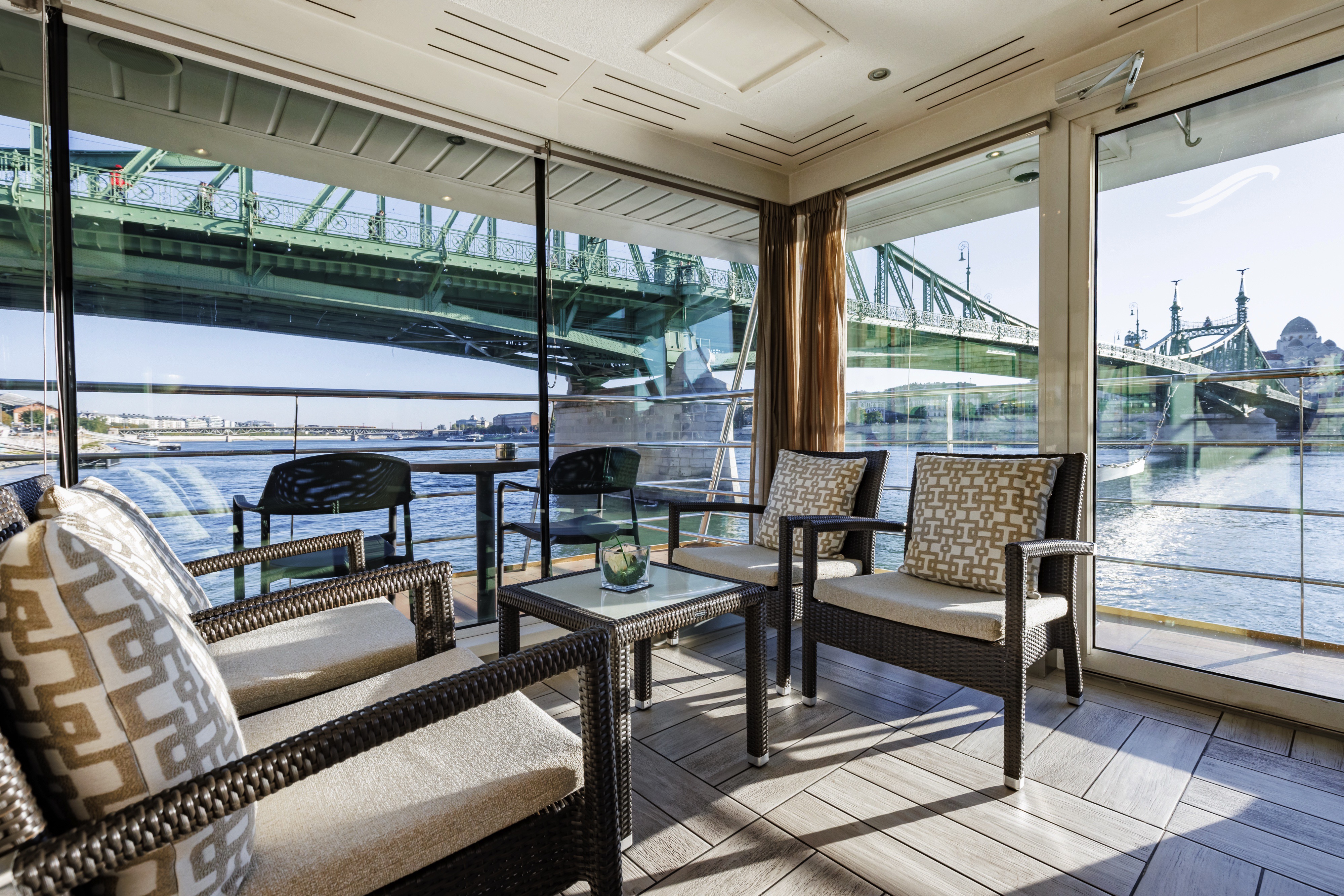 Avalon Illumination - Club Lounge